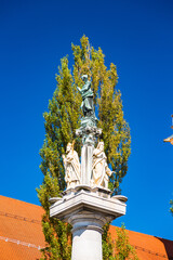 Obraz premium スロベニア リュブリャナのメアリーの像のある記念の柱 Marijin steber