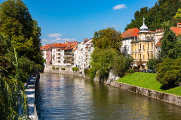 Fototapeta na wymiar スロベニア　リュブリャナのリュブリャニツァ川沿いの旧市街の街並み