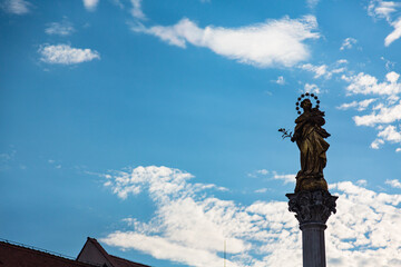 スロベニア　マリボルのメインスクエアに建つペスト記念柱