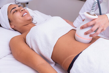 woman doing lipocavitation in the clinic