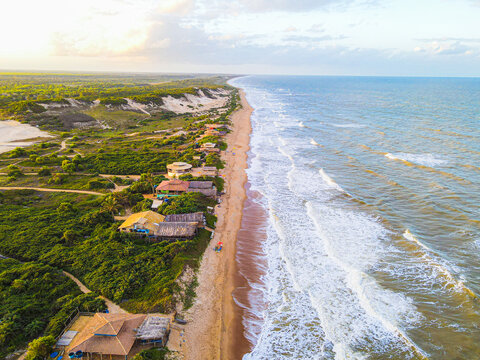 P&ocirc;r do sol nas dunas e na praia. Aldeia de Ita&uacute;nas no norte do estado do Esp&iacute;rito Santo. Litoral do Brasil pr&oacute;ximo &agrave; Bahia.