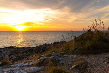 Obraz premium Sunset on the sea with views of mountains, Sunset water horizon landscape.