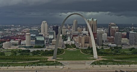 St Louis Missouri Aerial v11 cinematic establishing dolly in shot overlooking old courthouse and cityscape through the waterfront gateway arch - Shot with Inspire 2, X7 camera - August 2020