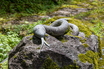 ヘビの石像