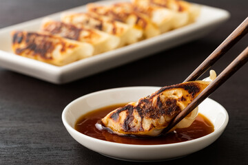 パリッと香ばしく焼き上がった、熱々の焼き餃子