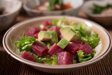 日本の食卓,マグロ,アボガド,レタス,サラダ,家庭料理,和食