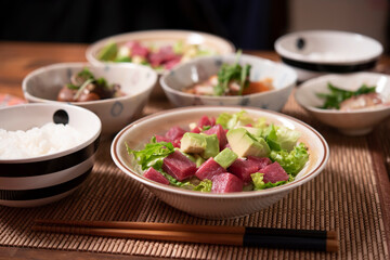 日本の食卓,マグロ,アボガド,レタス,サラダ,家庭料理,和食
