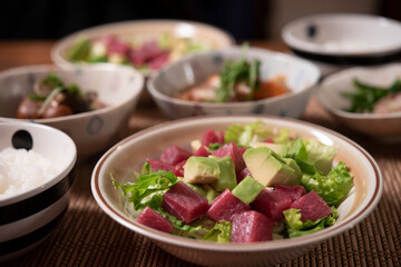 日本の食卓,マグロ,アボガド,レタス,サラダ,家庭料理,和食