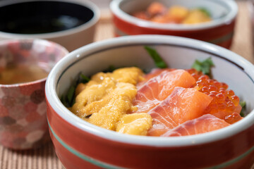 日本の食卓,ウニ丼,鮭ウニ丼,家庭料理,和食