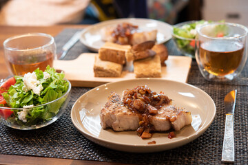 日本の食卓,ポークステーキ,きのこソース,家庭料理