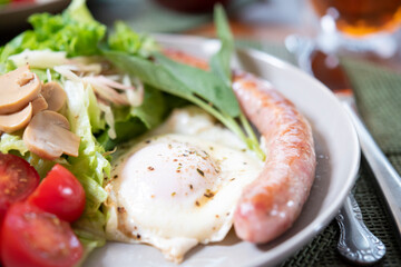 日本の食卓,朝食,目玉焼き,ソーセージ