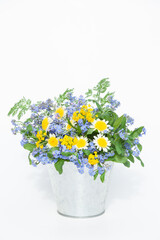 バケツに飾った春の小花