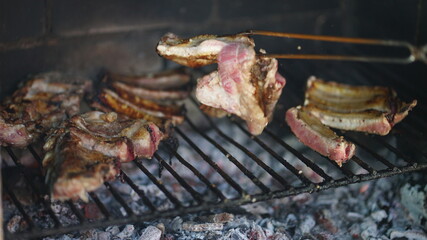 comida grelhado carne, piano porco grelhados