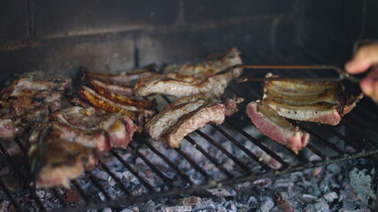 comida grelhado carne, piano porco grelhados