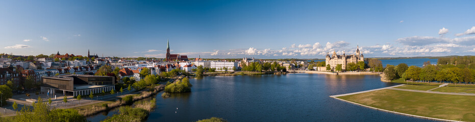 Fototapeta na wymiar Panorama des Schweriner Schlosses, Blick über den Burgsee