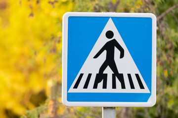 Señal de tráfico (azúl) indicando paso de peatones