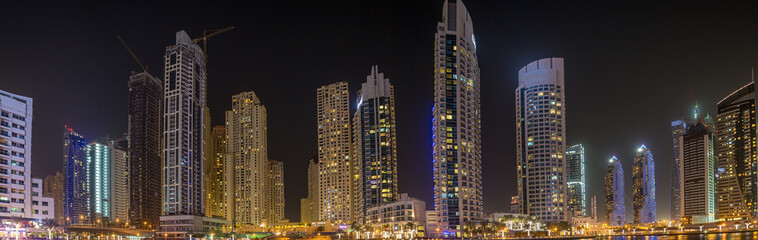 Fototapeta premium View of the skyscrapers of Dubai Marina district at night