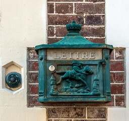 Boîte aux lettres murale à Houlgate, Normandie, France