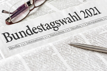 Zeitung mit der Überschrift Bundestagswahl 2021