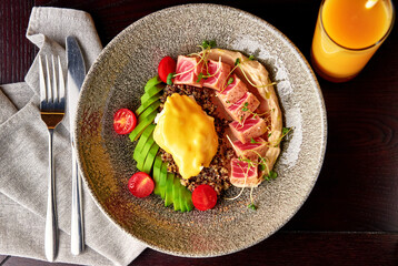 Quinoa with tuna, hummus, egg and vegetables