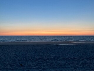 Fototapeta na wymiar Ruhige Meer nach Sonnenuntergang