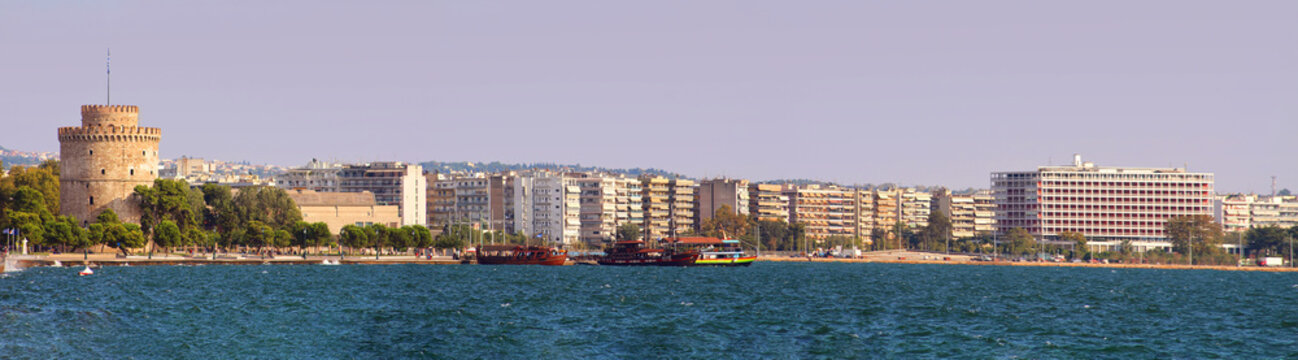 Panoramic view of white tower and seaside promenade in the evening in Thessaloniki, Greece