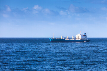 Obraz premium cargo ship in the ocean in sky
