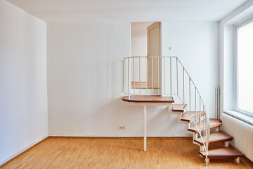 Treppe mit Geländer in Ecke im Berliner Zimmer im Altbau © Robert Kneschke