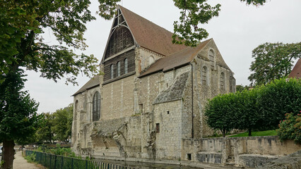 Chartres, collégiale Saint-André au bord de l'Eure - obrazy, fototapety, plakaty