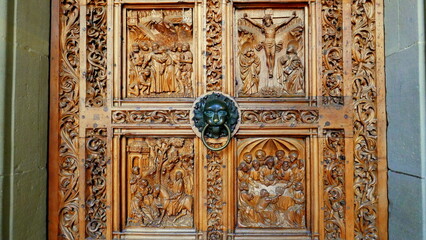 schönes Detail des  Konstanzer Münstertores dekoriert mit alter Holzschnitzerei