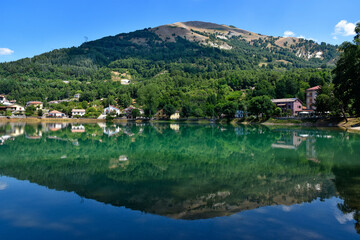 Obraz premium View of Lake Sirino, located in the province of Potenza, Italy.