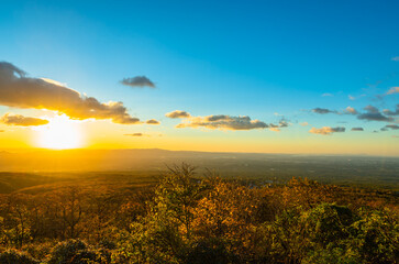 Obraz premium 朝日に染まる那須高原、日の出と那須高原の紅葉、紅葉の時期の日の出