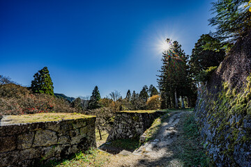 Fototapeta na wymiar 岩村城跡の石垣と太陽