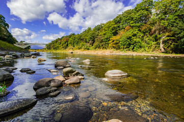 静かに流れる栃木県那珂川の風景、快晴の那珂川、アユ釣りの名所