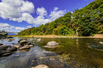 静かに流れる栃木県那珂川の風景、快晴の那珂川、アユ釣りの名所