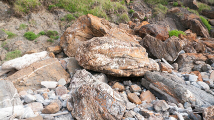 Montón de rocas marrones y blancas en litoral