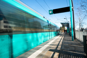 tram bahn u-bahn haltestelle öffentlich nahverkehr umweltfreundlich