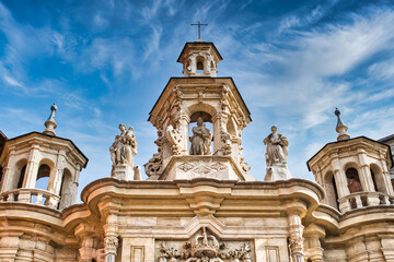 Fototapeta na wymiar Primer plano esculturas parte superior fachada iglesia barroca de San Juan de Letrán en Valladolid, España