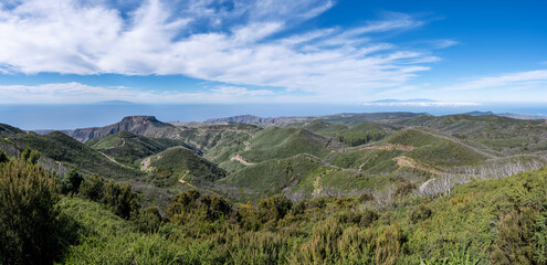 Fototapeta na wymiar La Gomera - Panorama Aussicht vom höchsten Berg Garajonay - Landschaft mit Tafelberg Fortaleza, am Horizont Nachbarinsel El Hierro links und La Palma rechts
