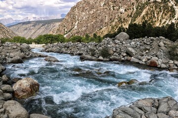 Fototapeta na wymiar river flowing in the mountains