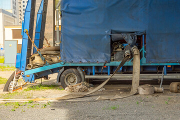 Mobile compressor pumping unit for cleaning rain collectors in urban piping systems.
