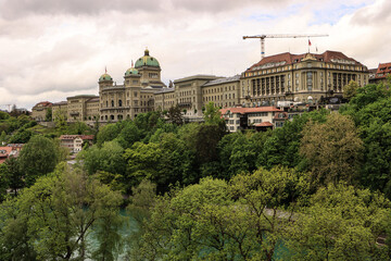 Fototapeta na wymiar Bundesstadt Bern; Imposantes Bundeshaus hoch über der Aare, Blick von der Kirchenfeldbrücke