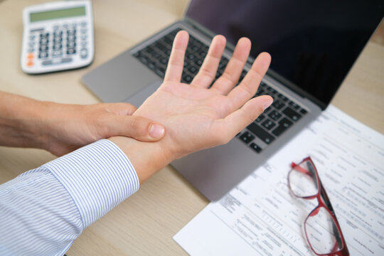 Wrist pain after working from home with bad ergonomic posture