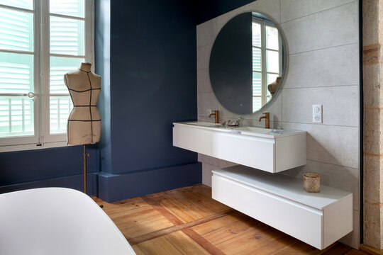 SALLE DE BAINS CONTEMPORAINE DANS UNE ANCIENNE MAISON FRAN&Ccedil;AISE