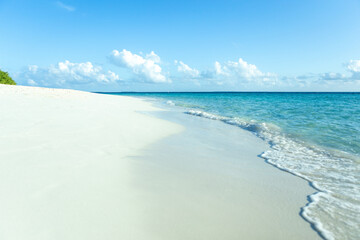 Fototapeta na wymiar Maldives beach clear sand and sea water with blue sky