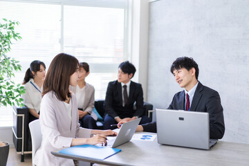 オフィスでビジネスミーティングをする会社員