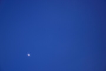 夕闇せまる青空に浮かぶ月