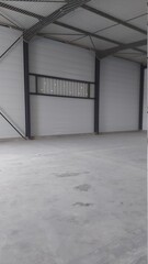 Bâtiment industriel avec bardage métallique et dalle béton