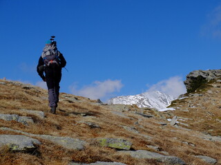Jeune randonneur en montagne avec neige et alpinisme dans les Pyrénées orientales
