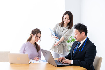 Fototapeta premium オフィスでミーティングをするビジネスパーソン